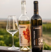 Dekantace bez mystiky. Kdy víno skutečně potřebuje vzduch a kdy mu spíš ublíží